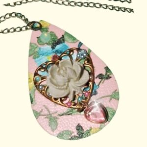 Victorian Lt Grn Rosette & Gold Heart on Pink Floral Style Leather Pendant